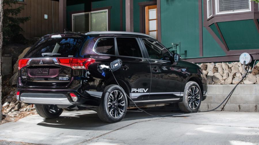  Mitsubishi Outlander PHEV 2017 года  (NA) (фото 44 из 70)